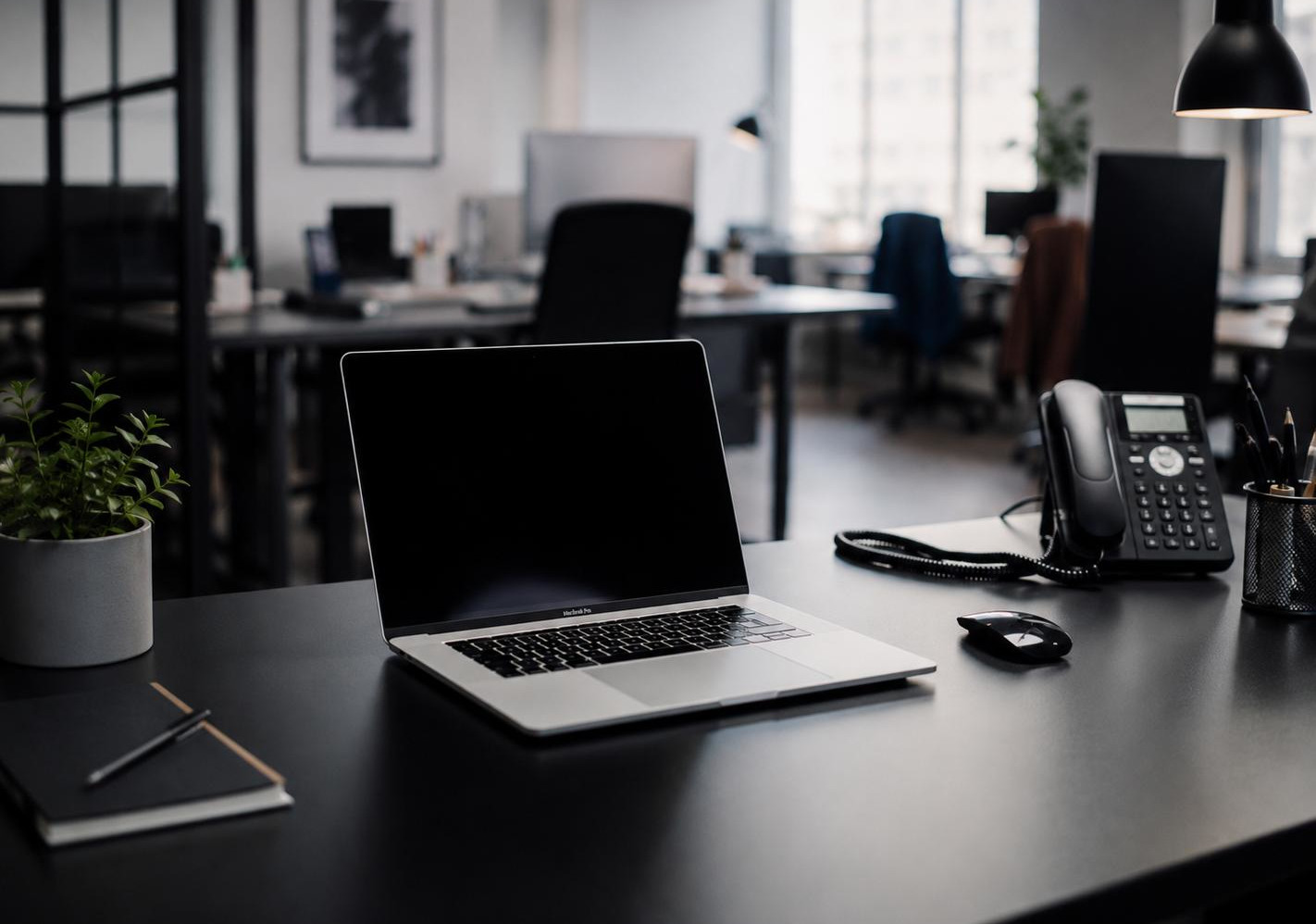 Arbeitsplatz des ESENTA Support-Teams mit Laptop und Telefon
